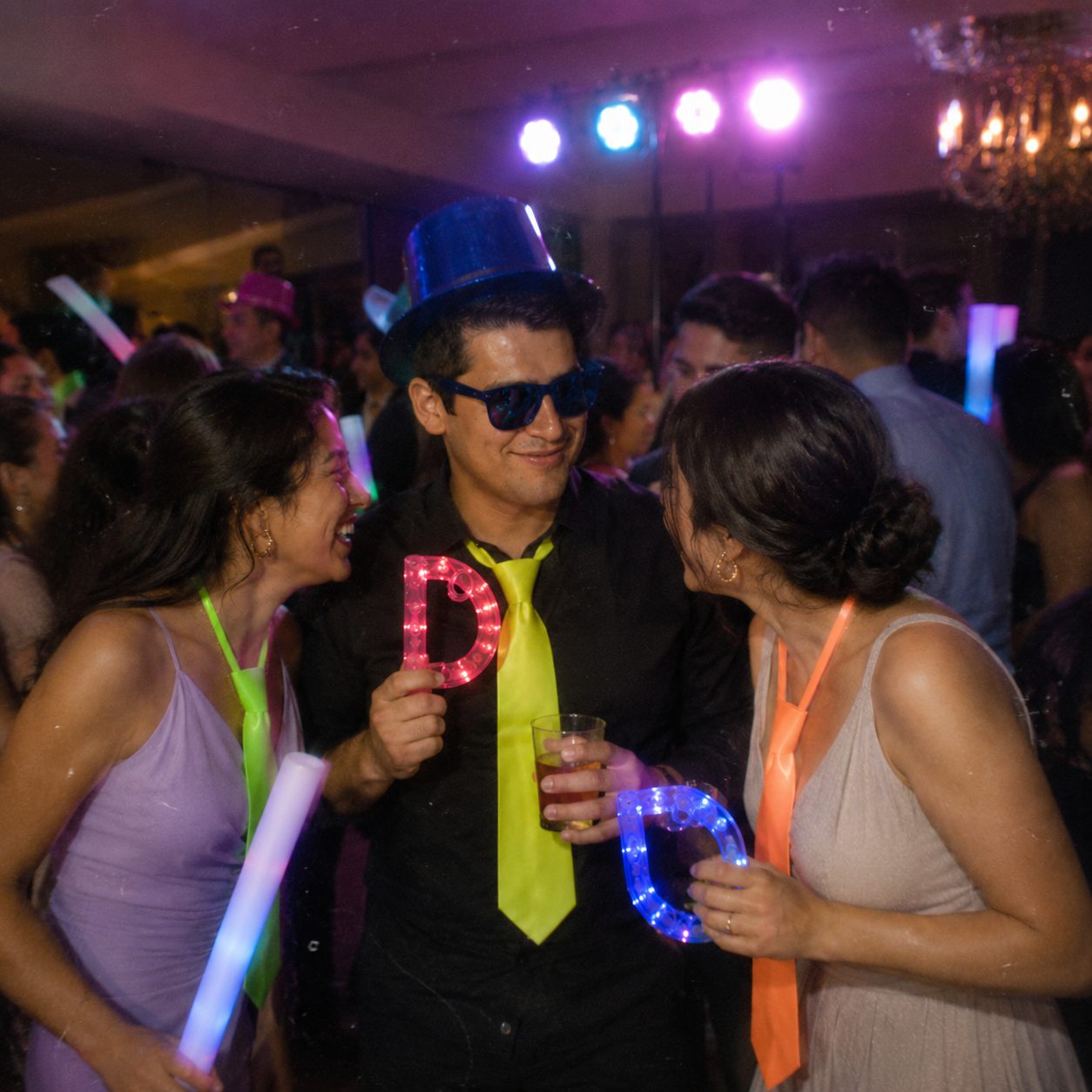 Celebración de boda con accesorios de fiesta, foto 7