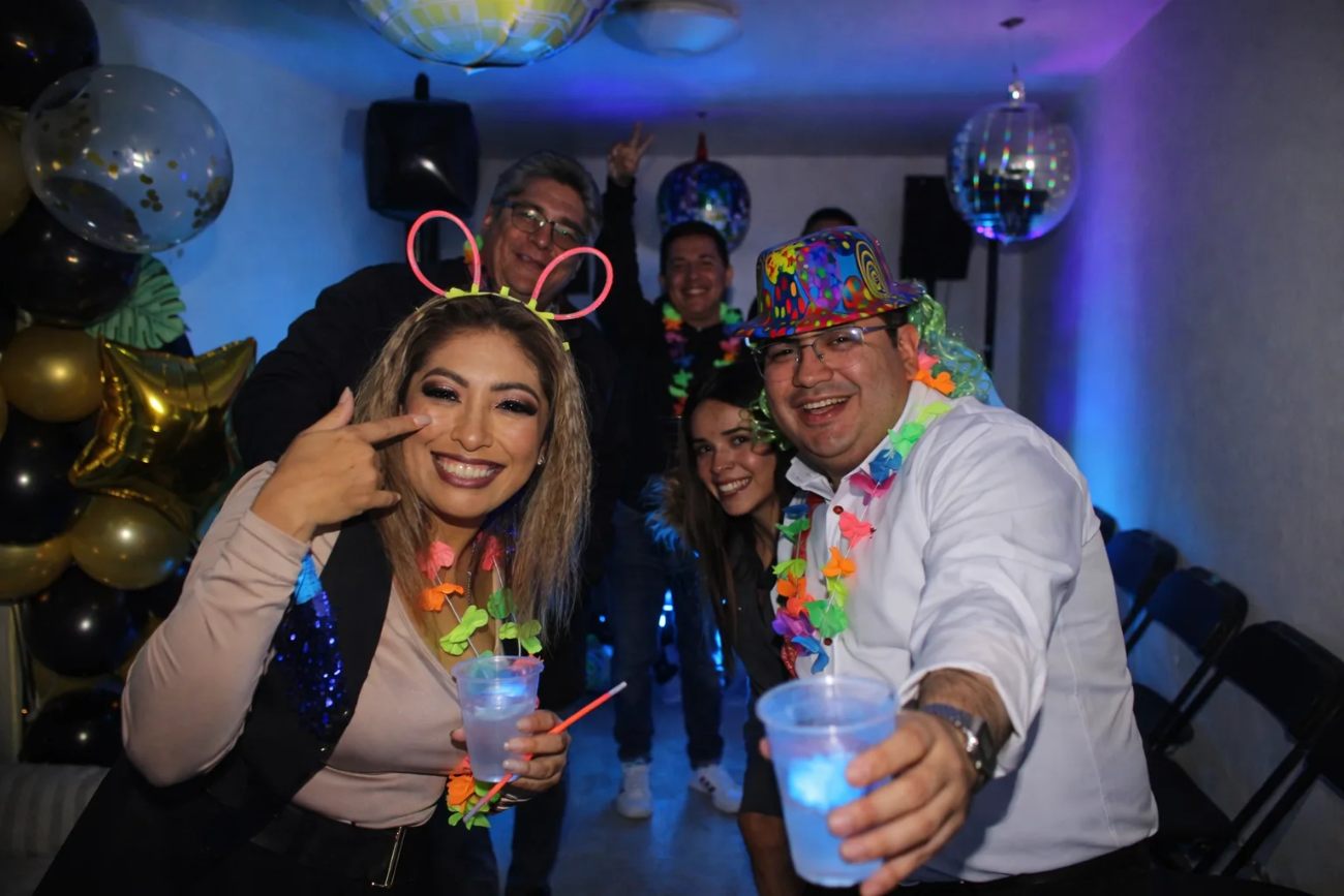 Celebración de boda con accesorios de fiesta, foto 9