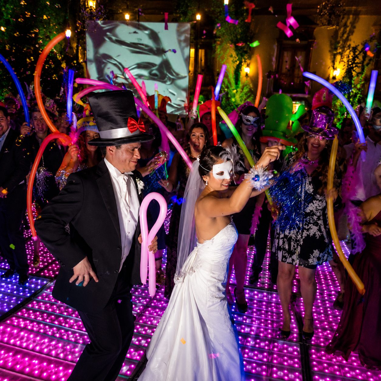 Celebración de boda con accesorios de fiesta, foto 10