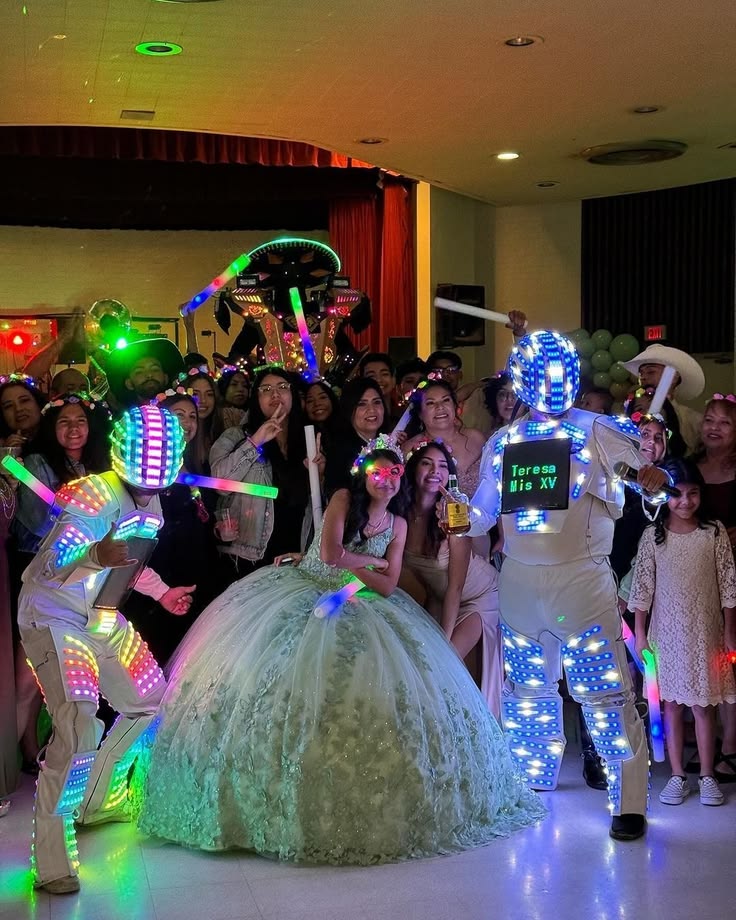 Quinceañera con vestido verde y robots LED luminosos