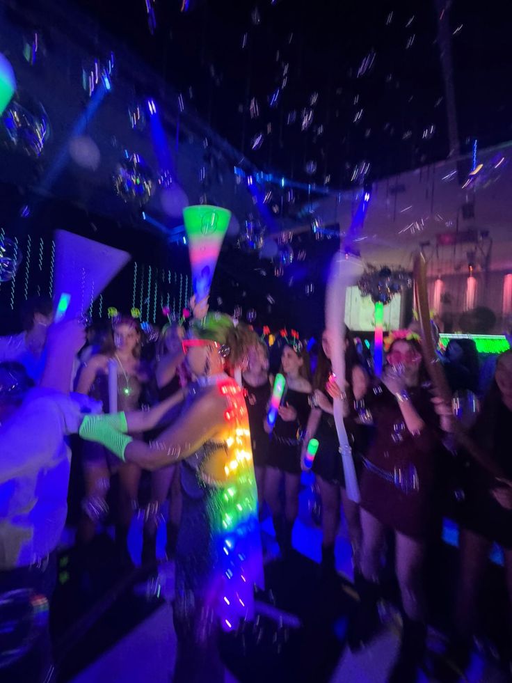 Fiesta de XV años con burbujas, conos luminosos y bastones de espuma
