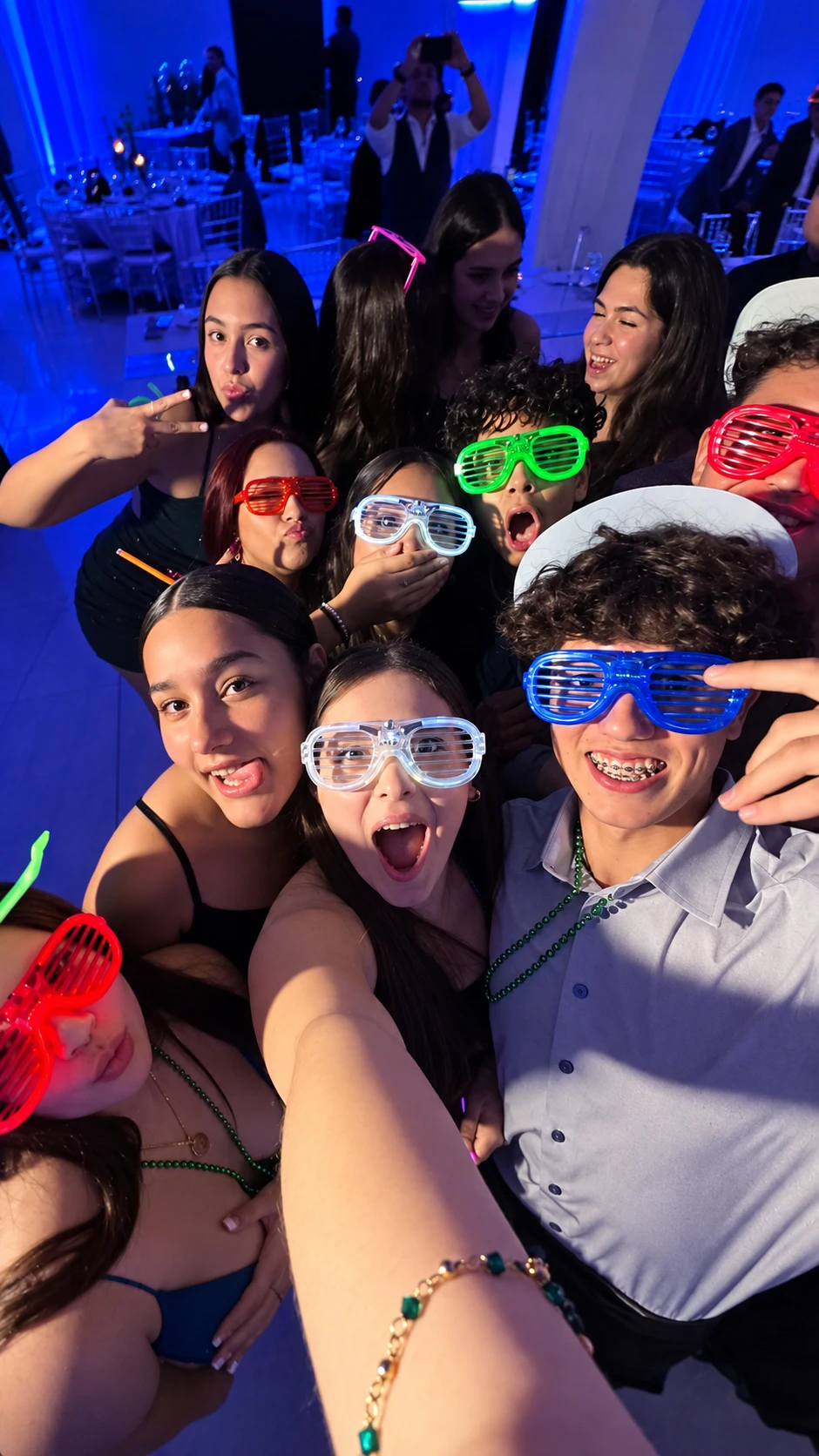 Grupo de invitados con lentes LED de Mi Fiesta Shop en una fiesta de XV años